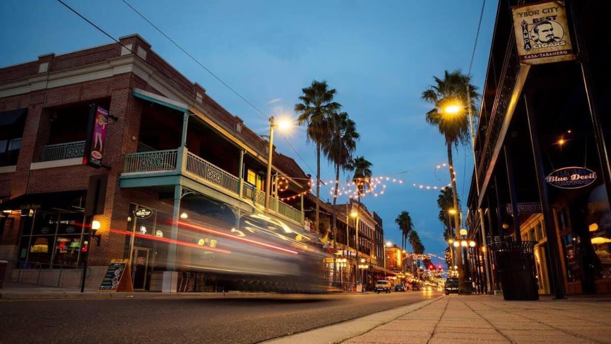 Budget Friendly Sleeps 8 Discounts Available Tampa Bagian luar foto