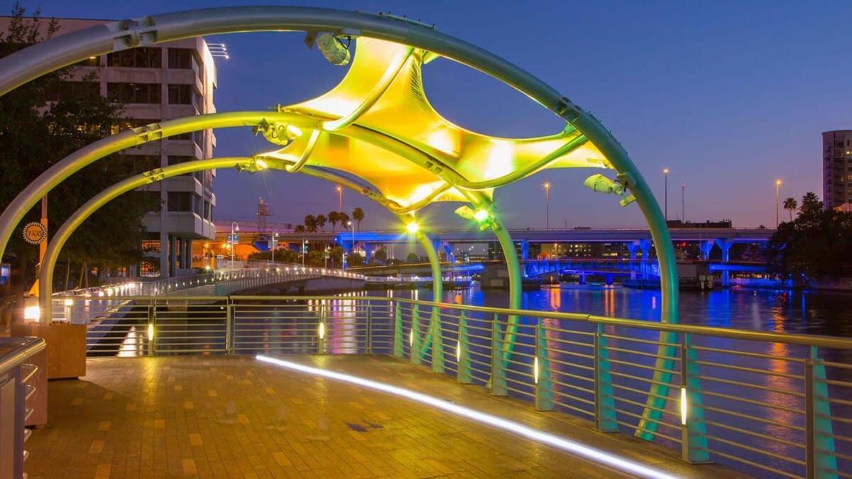 Budget Friendly Sleeps 8 Discounts Available Tampa Bagian luar foto