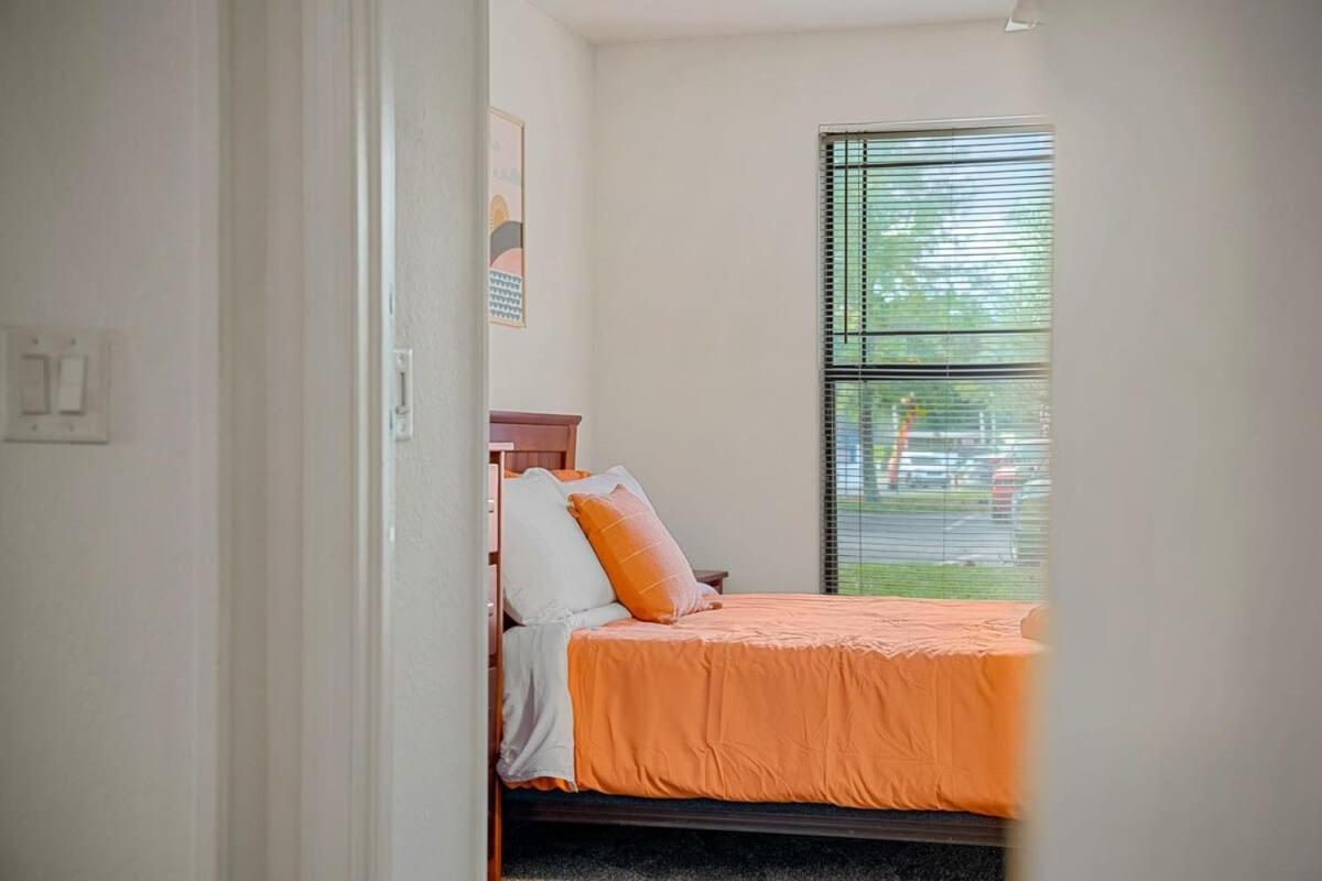 Budget Friendly Sleeps 8 Discounts Available Tampa Bagian luar foto