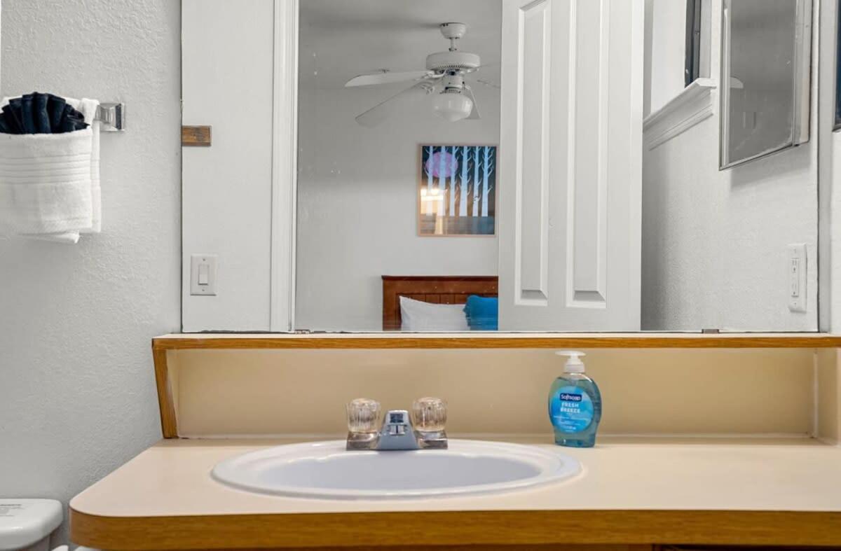 Budget Friendly Sleeps 8 Discounts Available Tampa Bagian luar foto