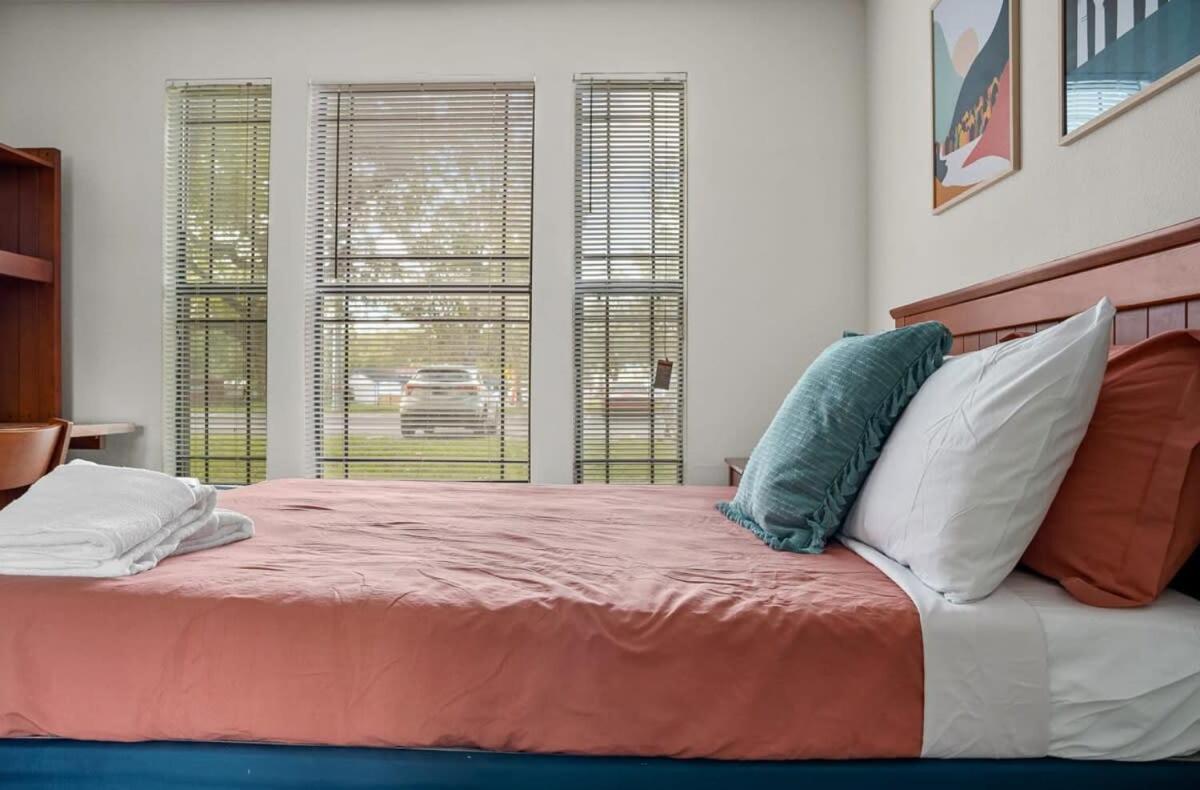 Budget Friendly Sleeps 8 Discounts Available Tampa Bagian luar foto